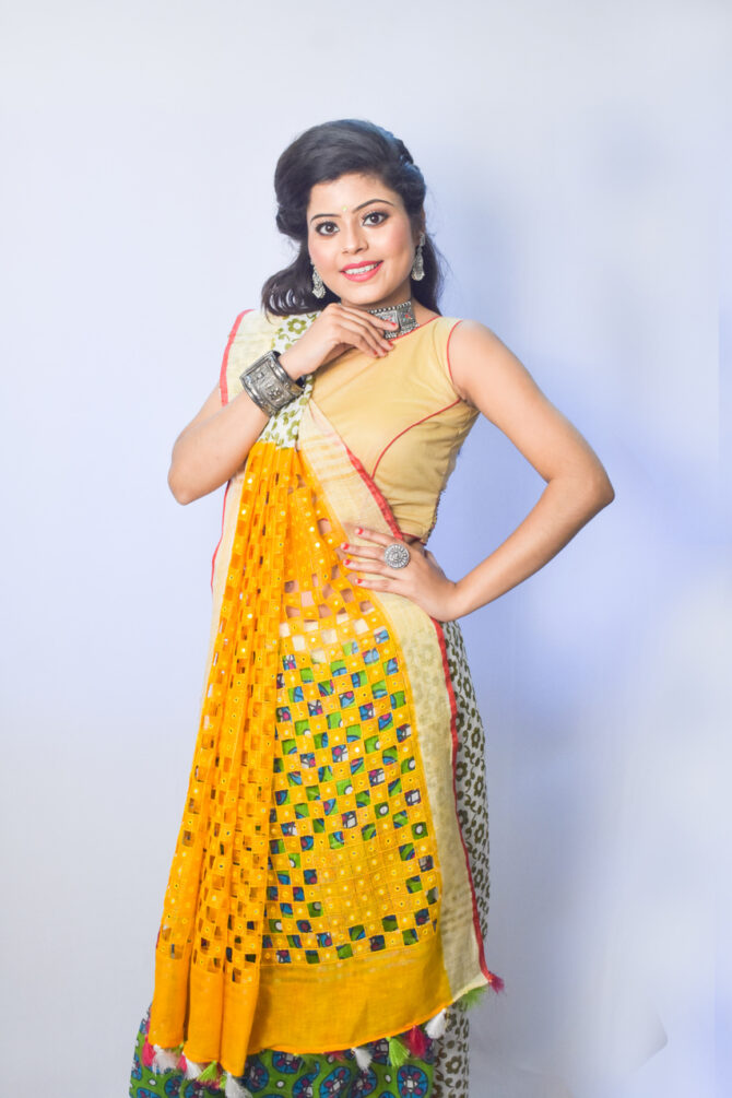 Yellow And Green Geometric Pure Linen Saree